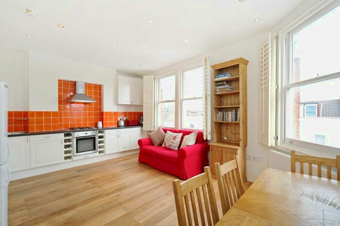 3 Bedroom Flat To Rent In Munster Road, Fulham, London SW6