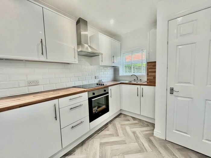 3 Bedroom Semi-Detached House To Rent In Leysholme View, LS12