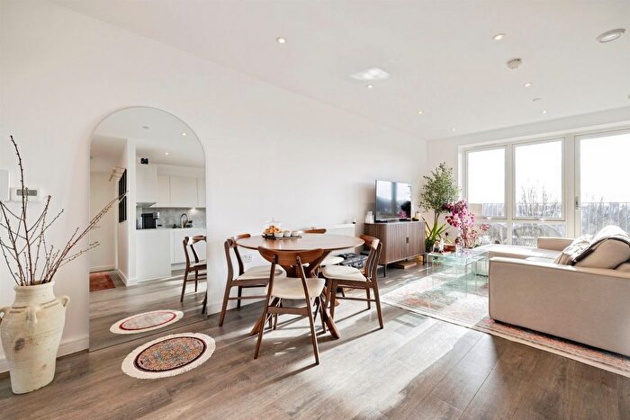 2 Bedroom Flat For Sale In Oxhey Drive, Watford, WD19