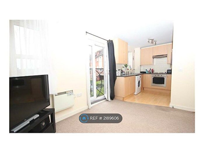 2 Bedroom Flat To Rent In Hill Passage, Cradley Heath, B64