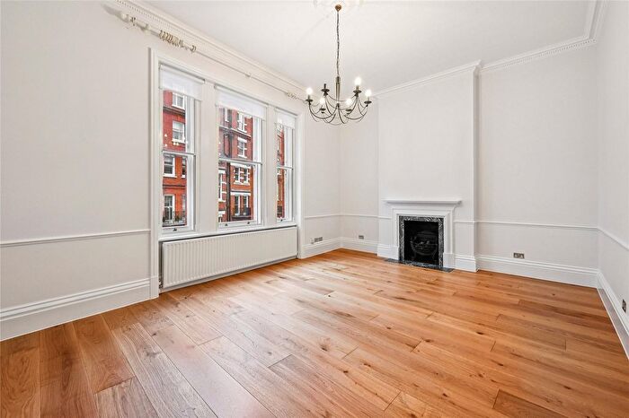 3 Bedroom Flat To Rent In Egerton Gardens, London, SW3