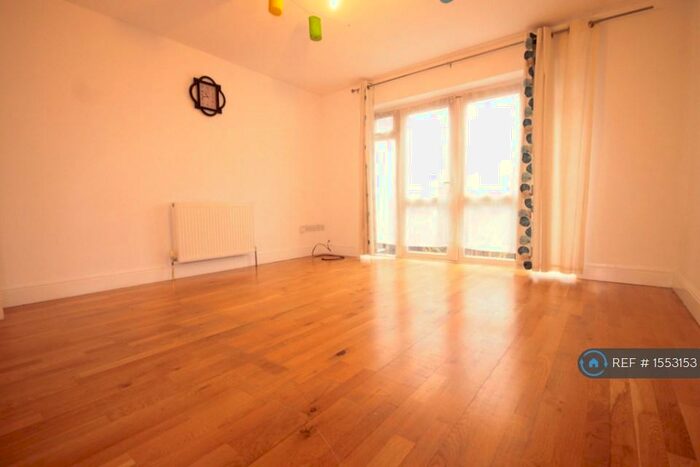 3 Bedroom Semi-Detached House To Rent In Grasmere Gardens, Ilford, IG4