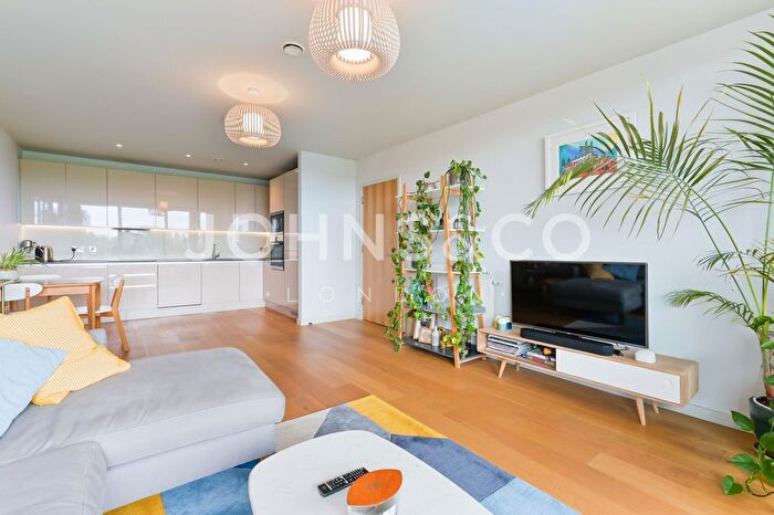 2 Bedroom Flat To Rent In Copland Court, Brentford Lock West, Brentford, TW8
