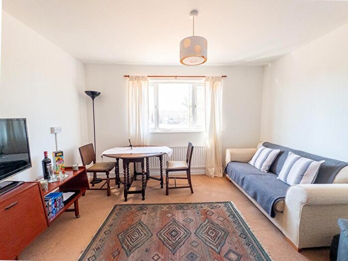 1 Bedroom Maisonette For Sale In Queens Gardens, Dartford, Kent, DA2