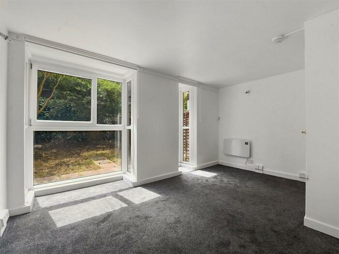 3 Bedroom Apartment To Rent In Crayford Road, Holloway, London, N7