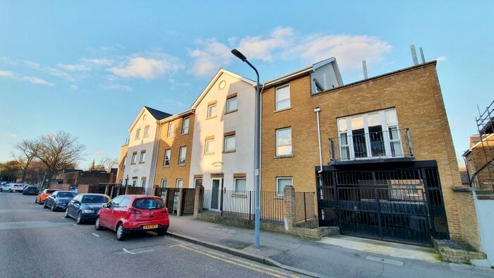 1 Bedroom Flat To Rent In Spratt Hall Road, Wanstead, E11