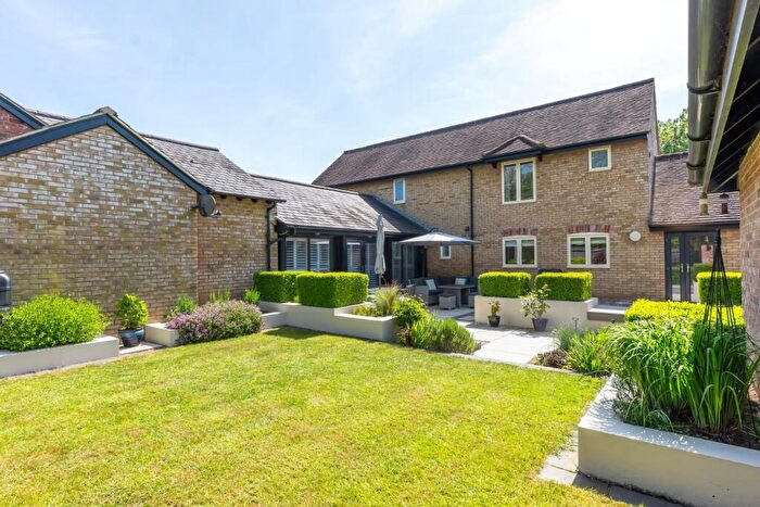 4 Bedroom Barn Conversion For Sale In Choakes Yard, Great Billington, LU7