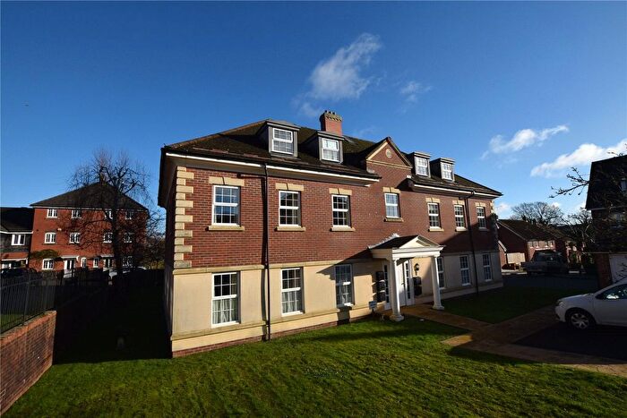 2 Bedroom Flat To Rent In Princess Louise Square, Alton, Hampshire, GU34