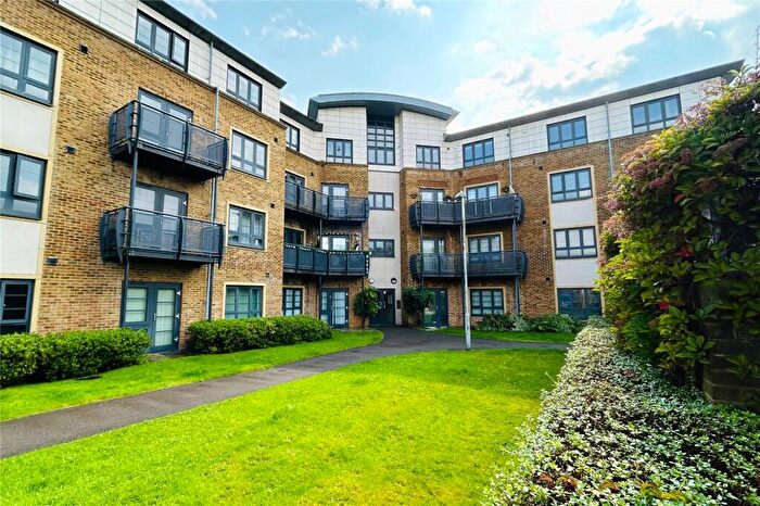 2 Bedroom Flat For Sale In Pond Road, Farnborough, Hampshire, GU14