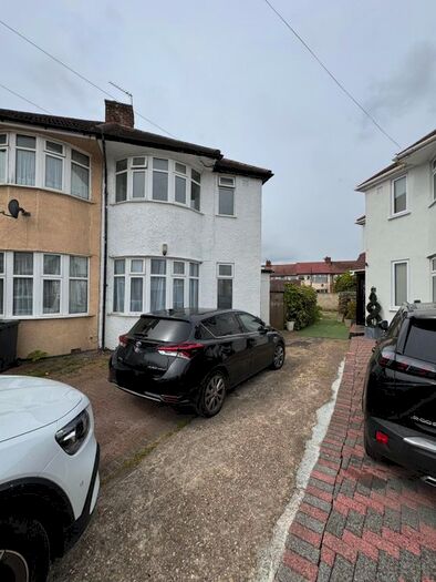 4 Bedroom Semi-Detached House To Rent In Hart Grove, Southall, UB1