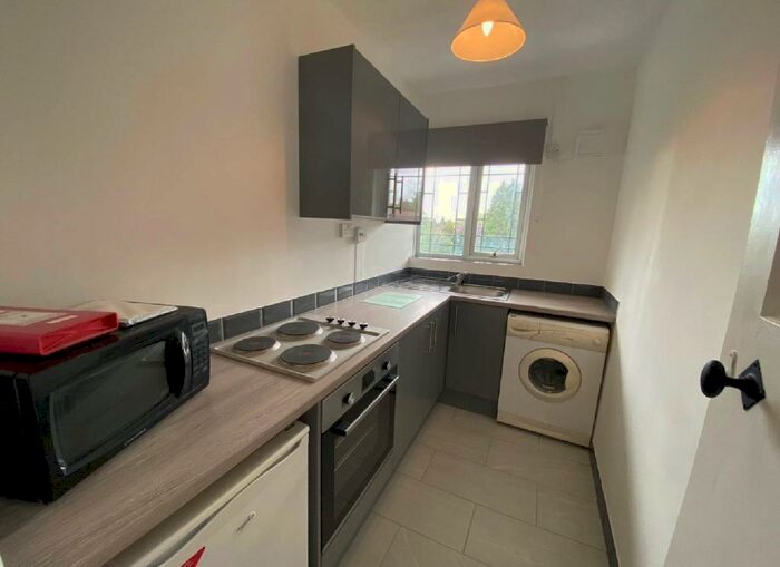 2 Bedroom Flat To Rent In Weoley Court, Birmingham, West Midlands, B29