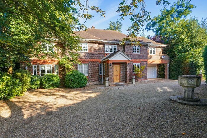 4 Bedroom Detached House To Rent In Oakfield Glade, Weybridge, Surrey, KT13
