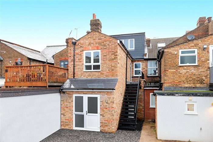 2 Bedroom Maisonette To Rent In Bolton Road, Windsor, Berkshire, SL4