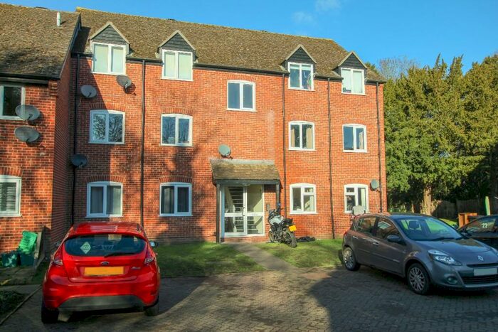 2 Bedroom Flat To Rent In Cleveland Grove, Newbury, Berkshire, RG14
