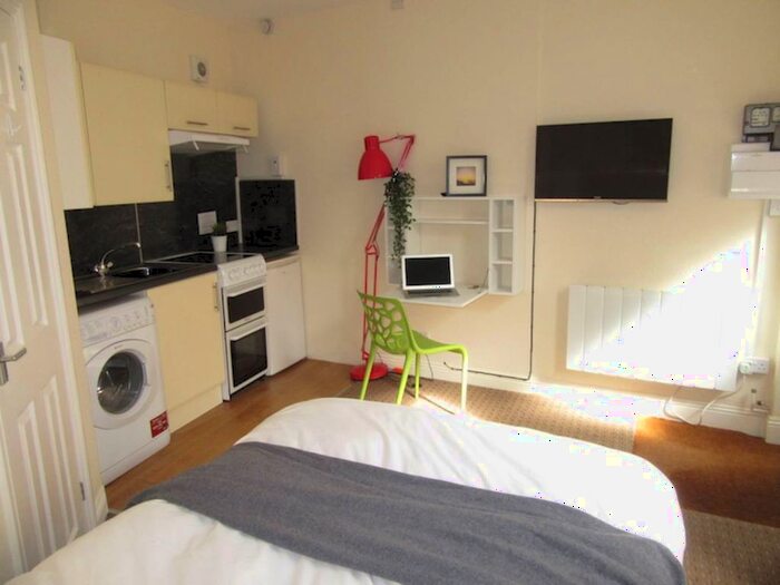 1 Bedroom Flat To Rent In Old Tiverton Road, Exeter, EX4