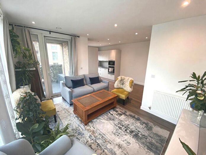 1 Bedroom Flat To Rent In Farnsworth Drive, Edgware, HA8