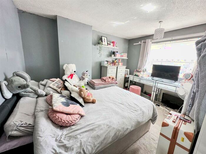 3 Bedroom Semi-Detached House For Sale In Woodford Close, Great Clacton, Essex, CO15