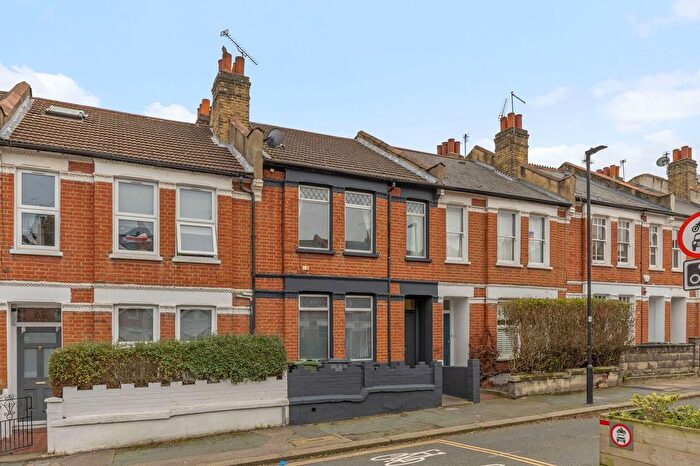3 Bedroom Flat To Rent In Kingswood Road, London, SW2