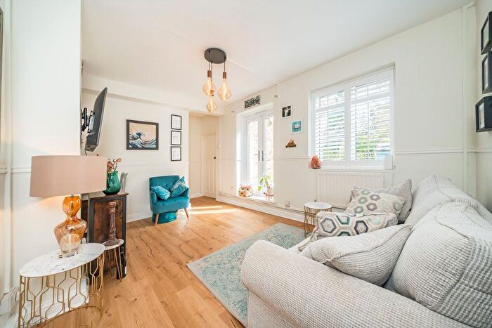 2 Bedroom Flat To Rent In Garratt Lane, Earlsfield, SW17