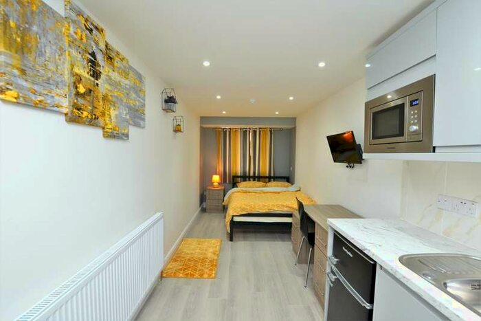 1 Bedroom Flat To Rent In Wood Lane, Isleworth, TW7