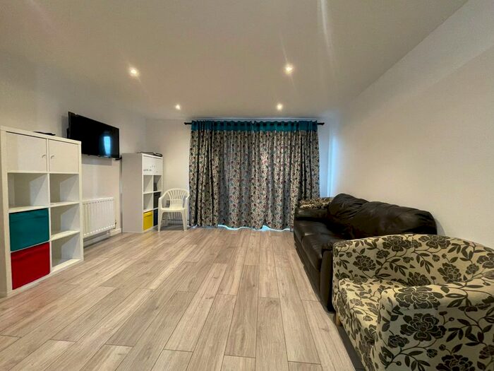 2 Bedroom Flat To Rent In Medici Close, Ilford, IG3