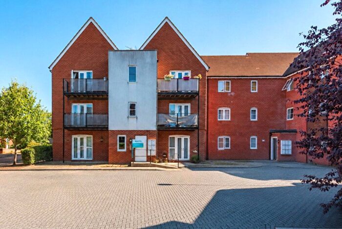 2 Bedroom Apartment For Sale In Outfield Crescent, Wokingham, Berkshire, RG40
