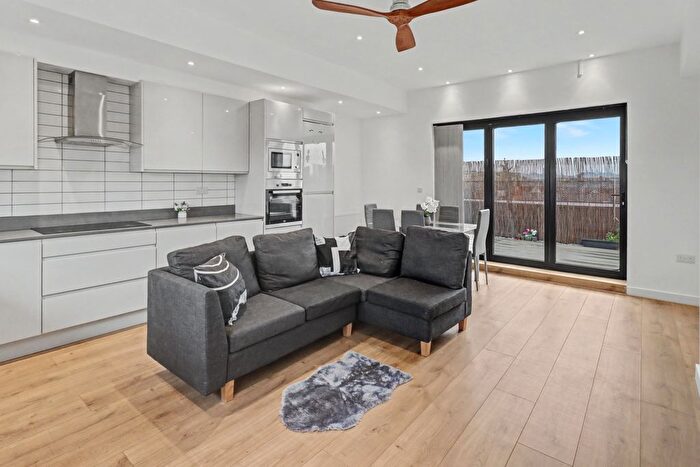 2 Bedroom Flat To Rent In Oaklands Road, London, NW2