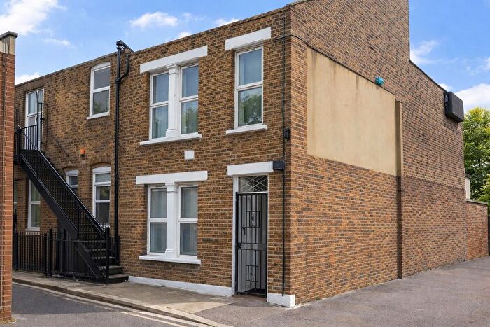 3 Bedroom Flat To Rent In Wagner Street, London, SE15