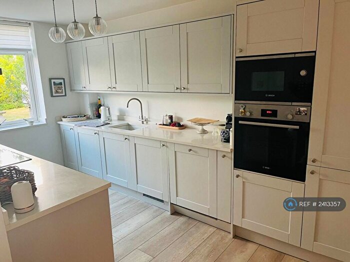 2 Bedroom Flat To Rent In Belvedere Court, KT2