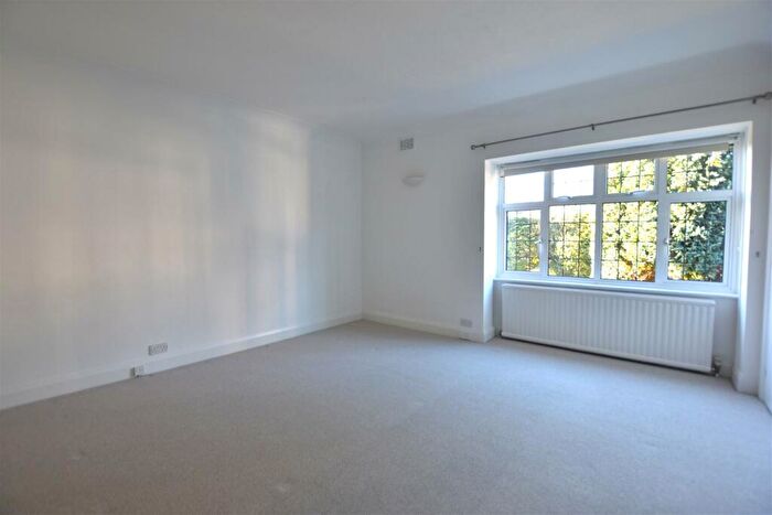 2 Bedroom Apartment To Rent In Watts Road, Thames Ditton, KT7