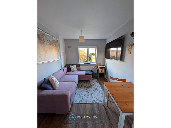 2 Bedroom Flat To Rent In Glebe Way, Twickenham, TW13