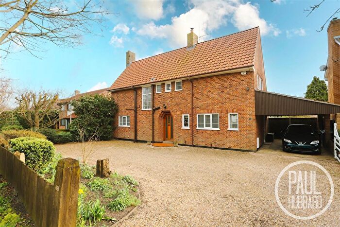4 Bedroom Detached House For Sale In Normanston Drive, Oulton Broad, Suffolk, NR32
