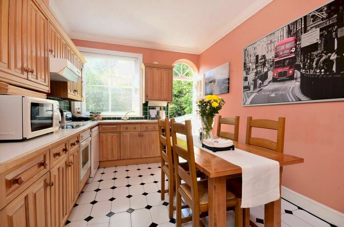 2 Bedroom Flat To Rent In Oakhill Road, East Putney, London, SW15