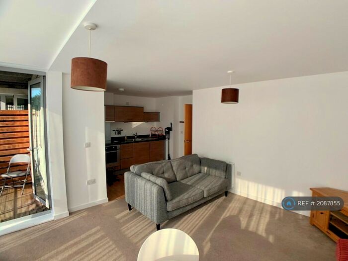 2 Bedroom Flat To Rent In Cross Street, Portsmouth, PO1