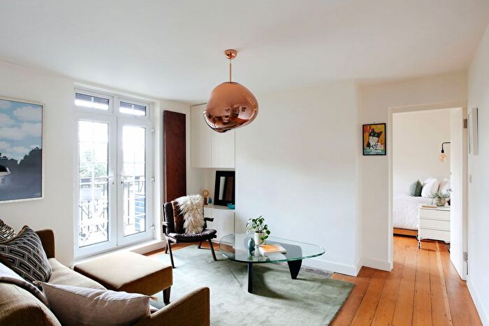 2 Bedroom Flat For Sale In Charlotte Terrace, Islington, N1