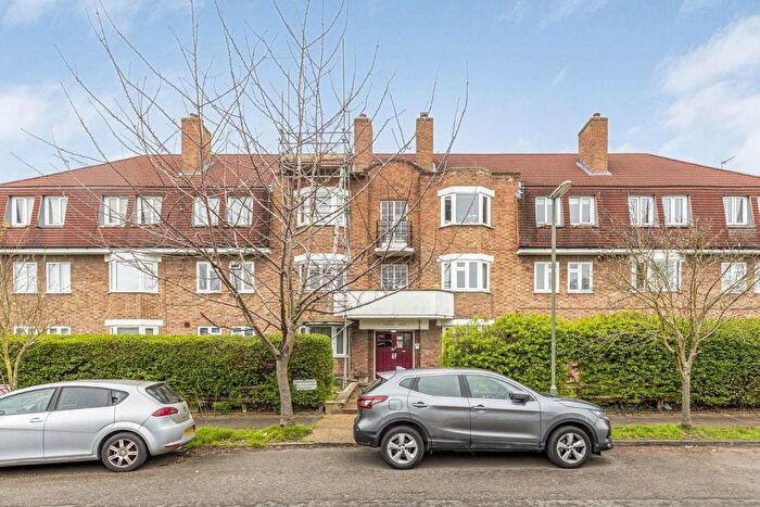 3 Bedroom Flat To Rent In Oakhall Drive, Sunbury, TW16