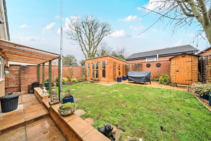 2 Bedroom Detached Bungalow For Sale In Edgeworth Drive, Carterton, Oxfordshire, OX18