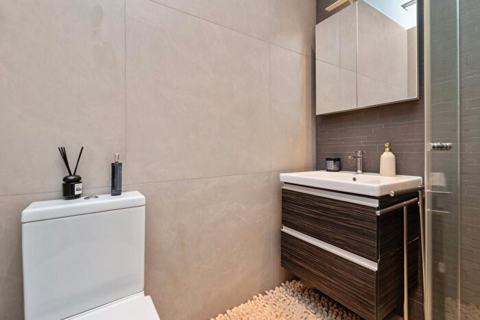 2 Bedroom Flat To Rent In Candahar Road, London, SW11