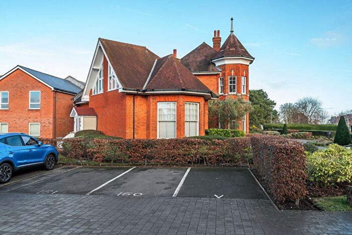2 Bedroom Link Detached House For Sale In Parkview Way, Epsom, KT19