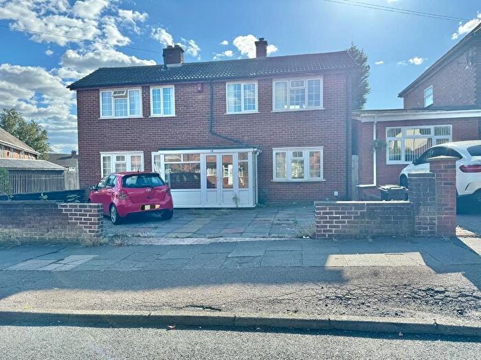 3 Bedroom Detached House For Sale In Cedar Road, Wednesbury, West Midlands, WS10