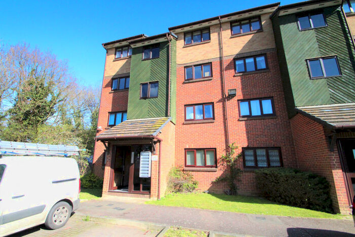 1 Bedroom Flat To Rent In Fern Court, Chingford, E4