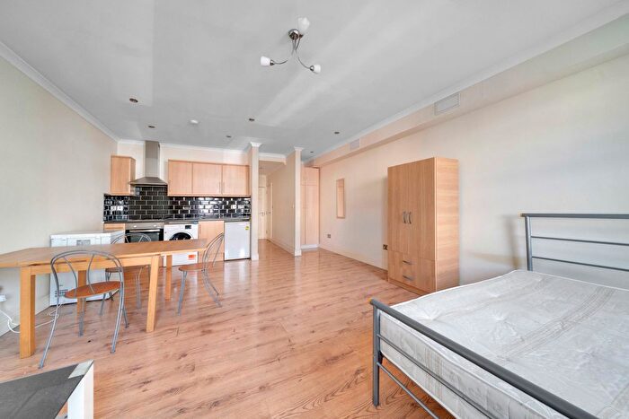 Studio To Rent In Barnett Street, Whitechapel, London, E1