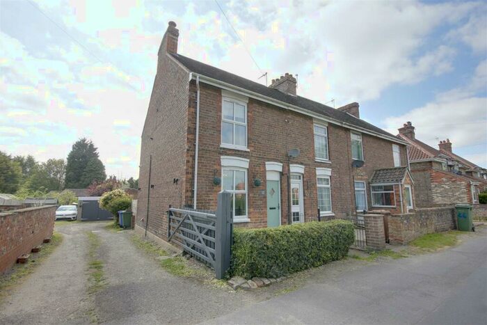 2 Bedroom End Of Terrace House For Sale In Canal Side West, Newport, HU15