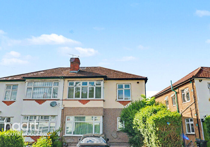 2 Bedroom Flat To Rent In Chalford Walk, Woodford Green, IG8
