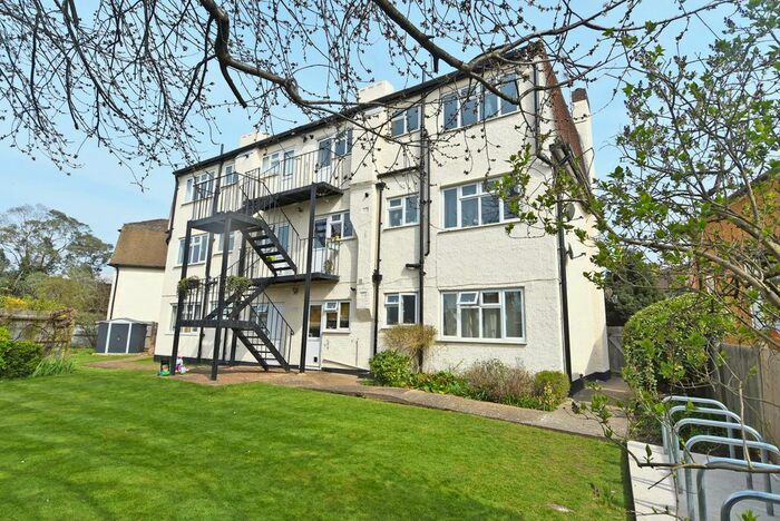 2 Bedroom Flat To Rent In Lancaster Close, Kingston, KT2