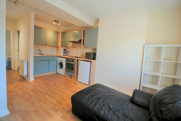 1 Bedroom Flat To Rent In Holdenhurst Road, Springbourne, Bournemouth, BH8