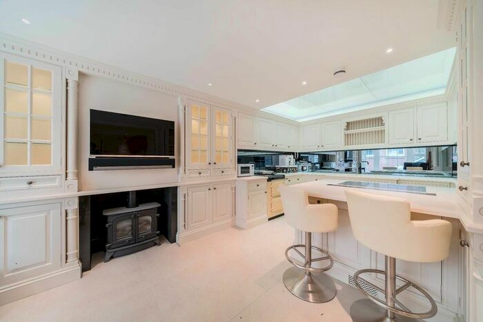 2 Bedroom Flat To Rent In Clarkes Mews, London, W1G