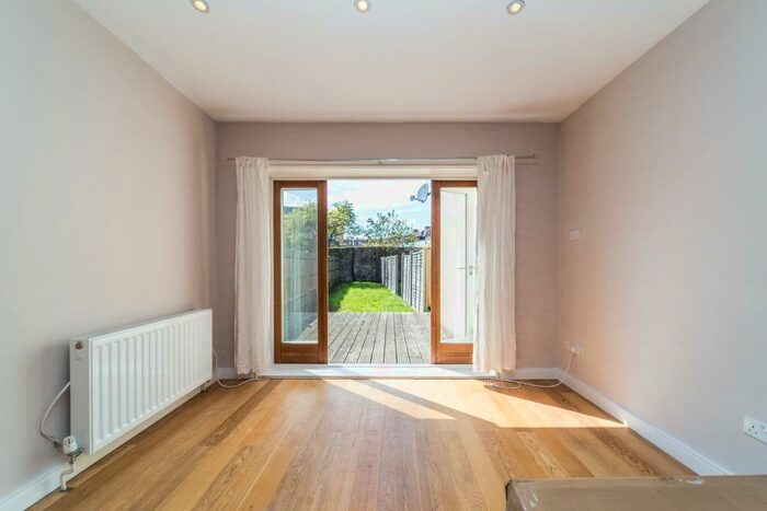 2 Bedroom Apartment To Rent In Laitwood Road, Balham, London, SW12