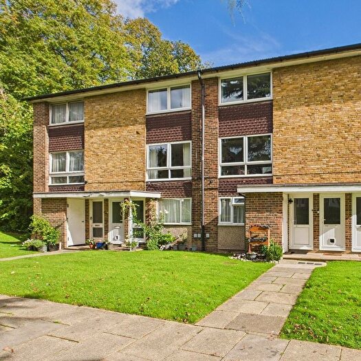 2 Bedroom Maisonette For Sale In Cotswold Court, Horsham, West Sussex., RH13