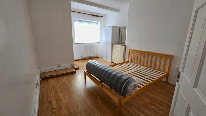 3 Bedroom Flat To Rent In Long Lane, London, SE1